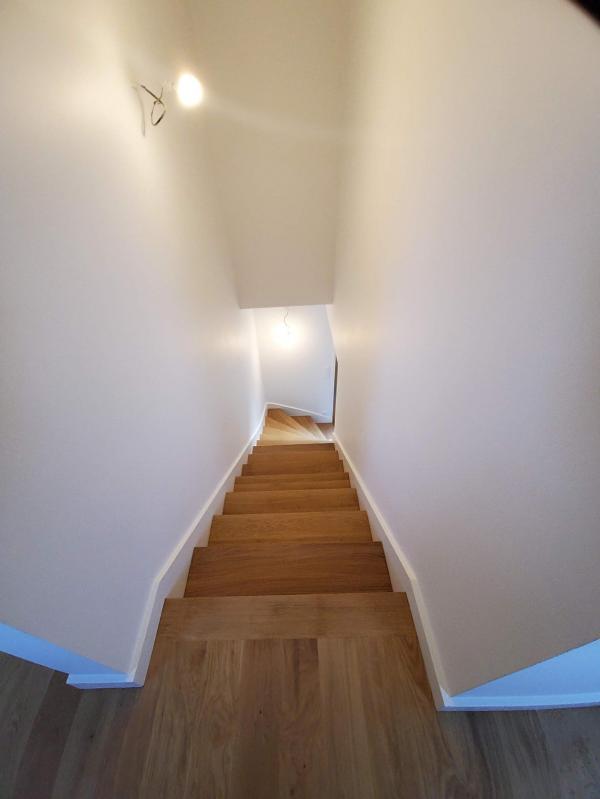 Marche bois chêne sur escalier béton