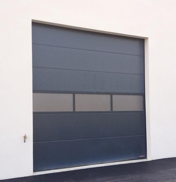 Porte sectionnelle avec hublot