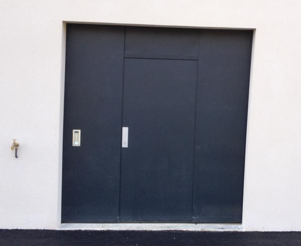 Porte coulissante avec portillon intégré