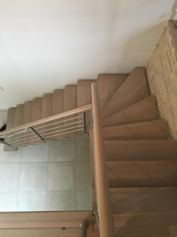 Escalier sur limon central en acier laqué