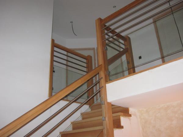 Marche bois frêne sur escalier béton et son garde corps tube inox et verre
